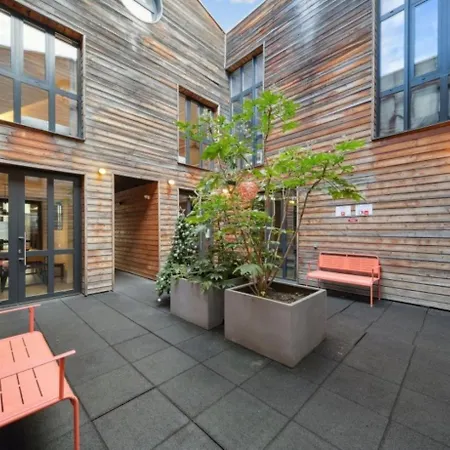 舍曼韦尔顶楼公寓 *