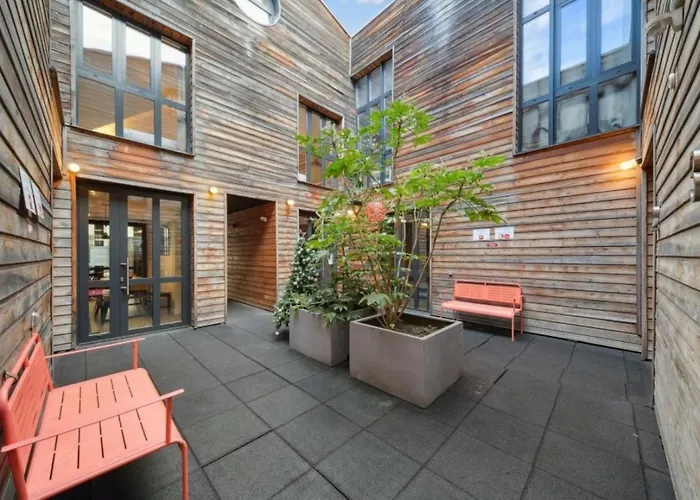 舍曼韦尔顶楼公寓 *